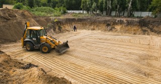 Разработка котлована Луга, цена от 313 руб./м3.